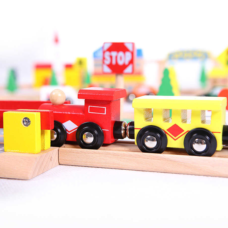 Drewniana kolejka ECOTOYS HJD93950A pasuje do innych zestawów Drewniana kolejka ECOTOYS HJD93950A pasuje do innych zestawów