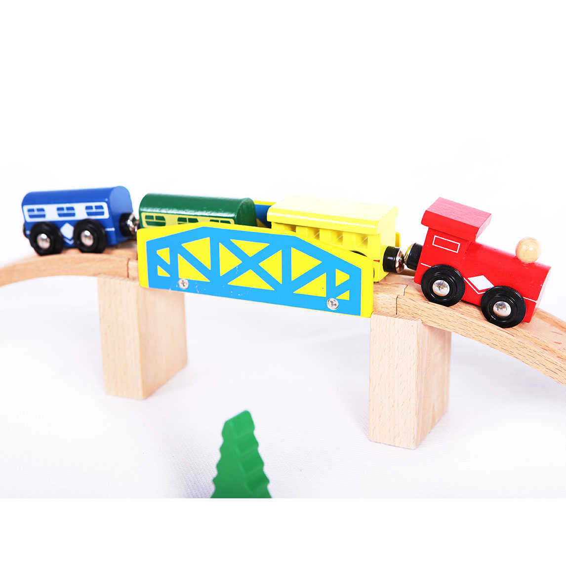 Pociąg na mostku kolejki ECOTOYS HDJ93950A Pociąg na mostku kolejki ECOTOYS HDJ93950A